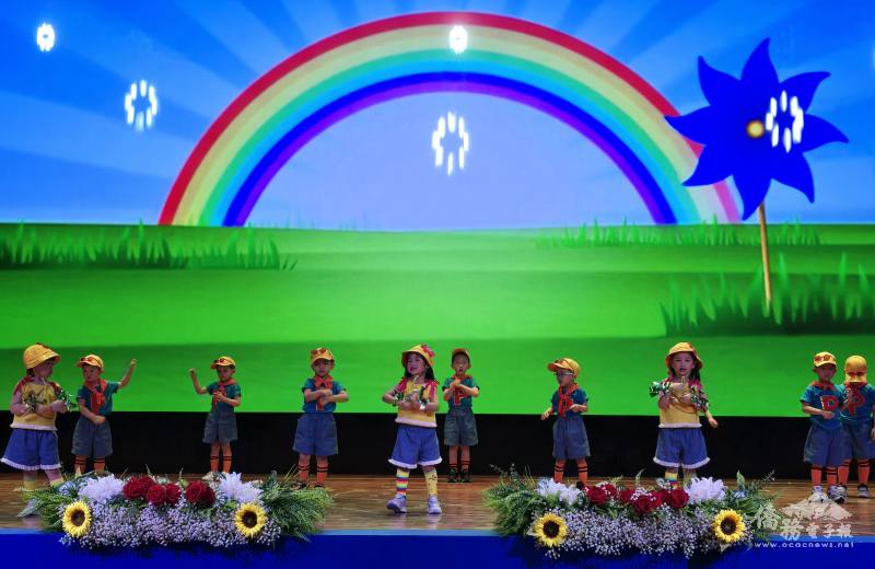 小班櫻花班學生表演「Banana Cha Cha」舞碼