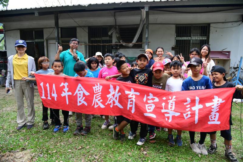 桃源國小參與食農課程的師生大合照