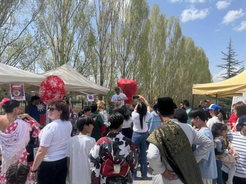 國際日活動中是台灣攤位的壓軸是緊張刺激的抽獎活動，以及豐富的獎項，還有祈福天燈升空，為國際日活動帶來熱潮。（駐土耳其代表處提供）