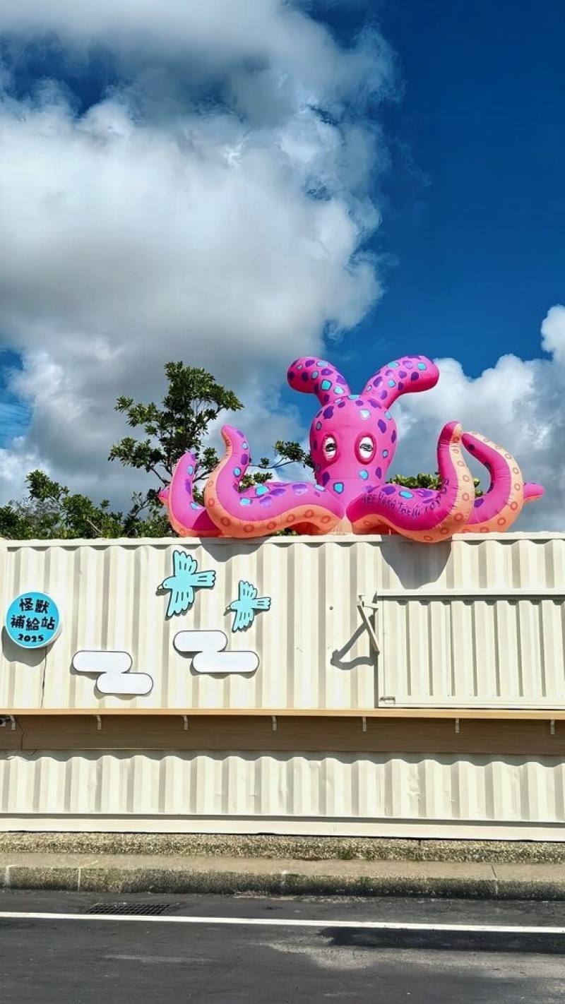 屏東車城看海美術館25日起推出全戶外展「怪獸代班」，在海口港海堤展出，包含日籍藝術家阿部有加的「不思議海世界」，展期至7月27日。（屏東縣政府傳播暨國際事務處提供）