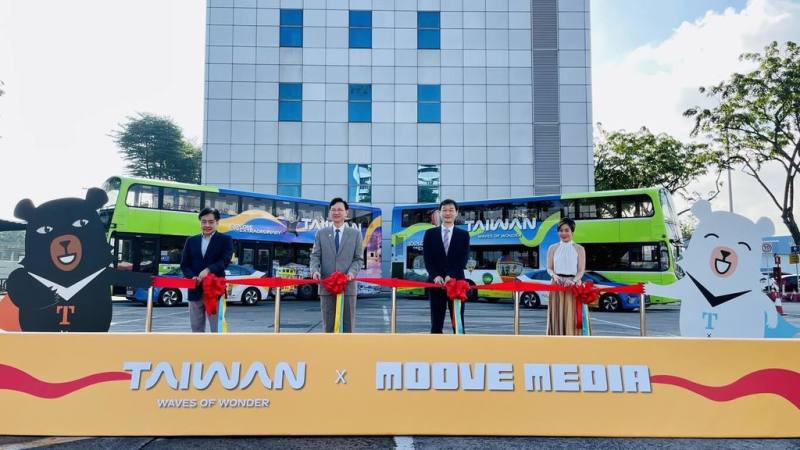 觀光署駐新加坡辦事處推出戶外廣告設計，推展台灣旅遊特色，駐新加坡代表童振源（左2）、觀光署駐新加坡辦事處主任施志忠（右2）出席相關活動。（觀光署駐新加坡辦事處提供）