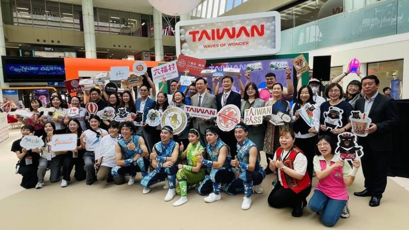 台灣旅展在新加坡登場，觀光署駐新加坡辦事處結合業者推出台灣旅遊資訊，以「來台灣喝一杯」為主題打造台灣館，吸引旅人嚐鮮台灣特色消暑聖品。（觀光署駐新加坡辦事處提供）