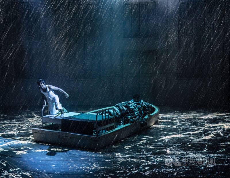 劇場版「少年PI的奇幻漂流」搭配多功能舞台機關與燈光視覺特效，完美營造浩瀚海洋與船難漂流的奇幻氛圍。（國家兩廳院提供、Johan Persson攝影）