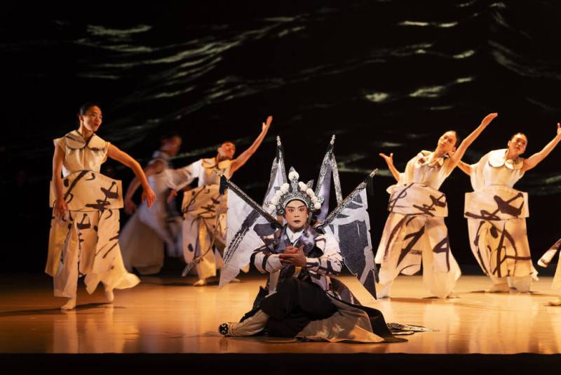 國光劇團30週年全新製作「精衛」不以寫實方式重述歷史人物汪精衛生平，而是藉由神話鳥的視角，鋪陳一名詩人如何走上烈士與政治家的道路，汪精衛一角特邀國光武生李家德（前中）詮釋。（國光劇團提供）