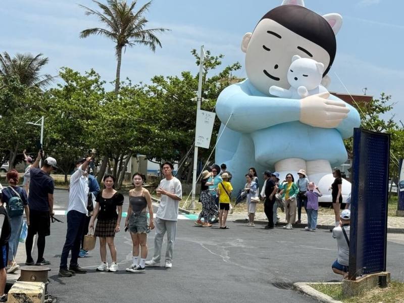 屏東縣車城鄉看海美術館正進行消防及空調改善工程，暫停室內展覽，縣府召回過去戶外軟性雕塑作品，包括日籍藝術家山內庸資「風城的女孩和貓」，推出全戶外展覽「怪獸代班」。（屏東縣政府傳播暨國際事務處提供）