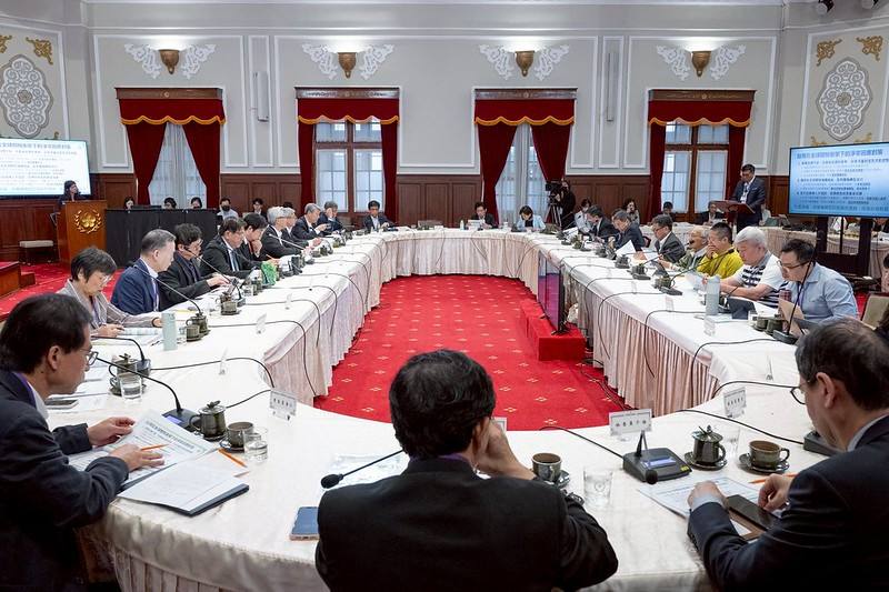President Lai presides over the fourth meeting of the National Climate Change Committee.