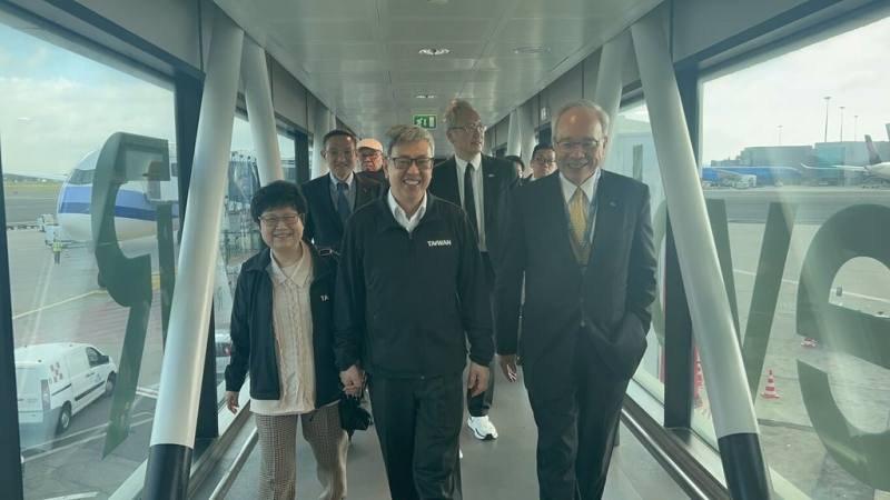 前副總統陳建仁（中）擔任台灣特使參加教宗方濟各喪禮，25日上午抵達羅馬。（駐教廷大使館提供）