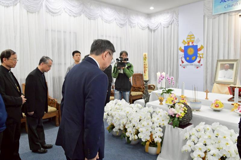 行政院長卓榮泰赴教宗方濟各靈堂追思
