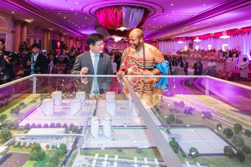 Foreign Minister Lin Chia-lung (center left) and Eswatini King Mswati III (center right). Photo courtesy of the Ministry of Foreign Affairs April 24, 2025