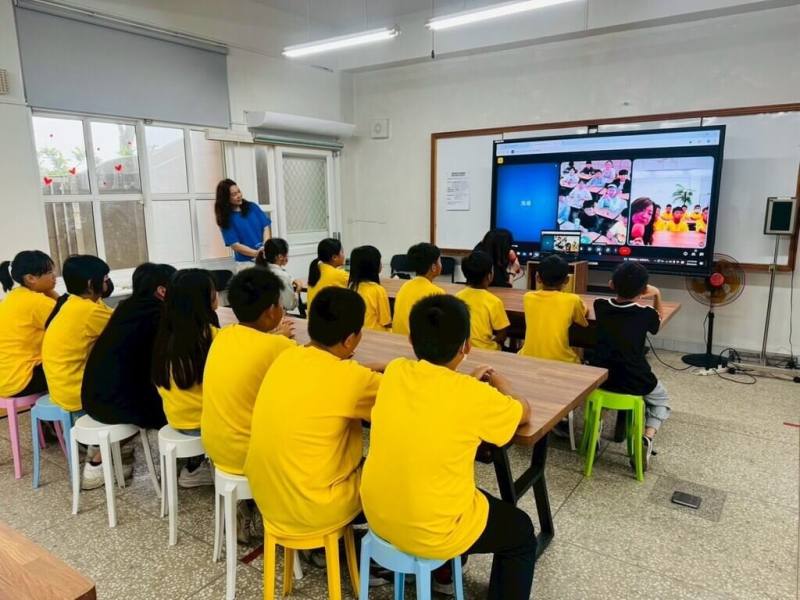 澎湖縣風櫃國小中高年級學生24日以線上視訊，與韓國首爾清雲小學（Chungwoon Elementary School）展開國際交流共學活動，透過彼此靦腆笑容和熱情揮手，很快就拉近距離。（澎湖風櫃國小提供）