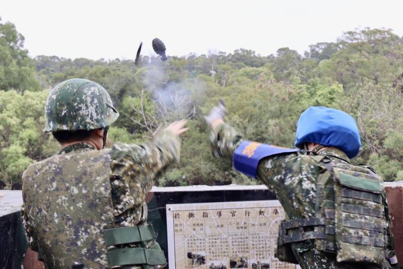 陸軍步兵302旅、104旅日前實施手榴彈實彈投擲訓練。（陸軍第十軍團提供）