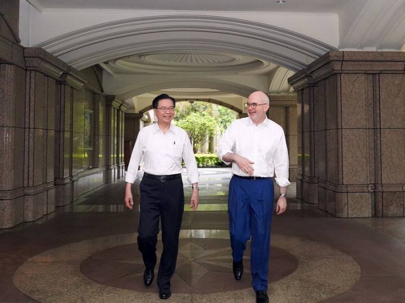 國安會祕書長吳釗燮(圖左)25日上午與美國在台協會(AIT)處長谷立言(圖右)會面。(X@josephwutw)