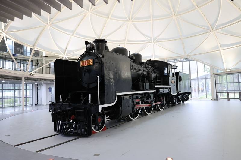 前身為台鐵局苗栗機務分駐所轄鐵道文物展示館的「苗栗火車頭園區」25日開幕，園區內的轉車台大廳可轉向，動態展示CT152蒸汽火車頭
