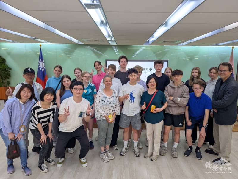 僑教處師資專案科科長李偉農（前排右1）、老師鄭月珍（前排右4）、僑委會同仁及德國學生合影