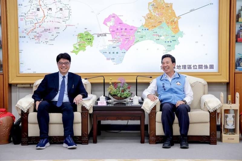陸委會主委邱垂正（左）24日率團會晤金門縣長陳福海（右），雙方交流對於兩岸事務看法。（陸委會提供）