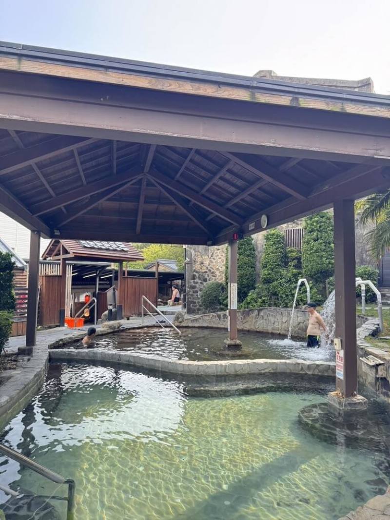 屏東縣政府推動四重溪溫泉村設計共創計畫，帶有昭和澡堂風貌的清泉日式溫泉館保留完整建築風格，盼以日式庭園與場域故事，打造沉浸式文化泡湯體驗。（屏東青年旅創基地提供）