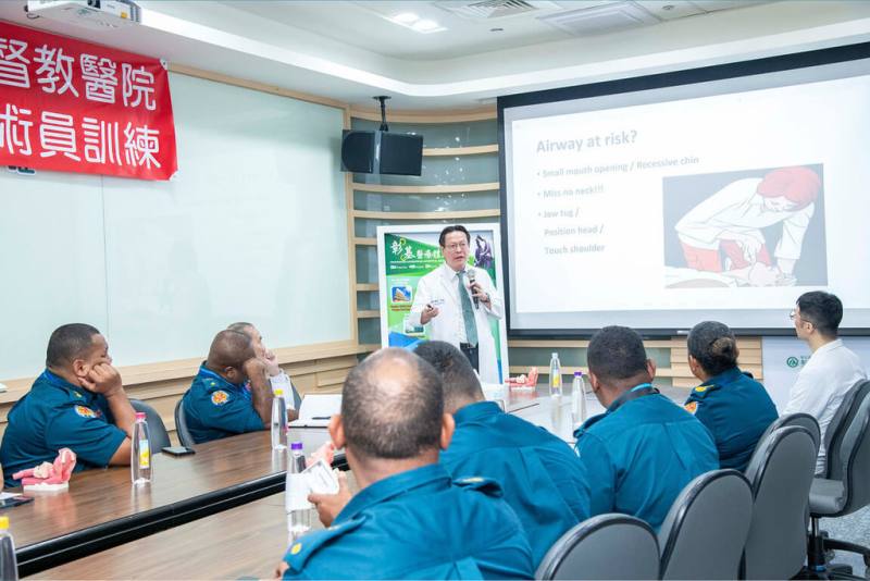 彰化基督教醫院表示，為協助位在南太平洋的島國斐濟建立初級急救能力，院方和彰化縣消防局協辦「114年度斐濟初級救護員技術訓練」，有10名來自斐濟的救護人員來台受訓。（彰基提供）