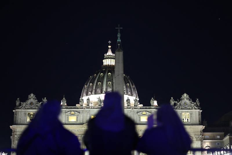 梵蒂岡於4月24日表示，已有約61,000人前來向教宗方濟各致敬，其靈柩目前停放在聖伯多祿大教堂內，等待葬禮舉行。圖為修女們站在聖伯多祿大教堂前。(AFP)