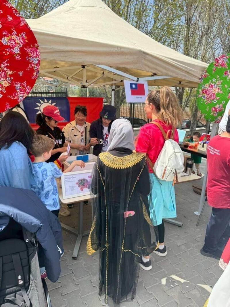 國際日的活動中台灣攤位佈置客家花布傘，提供鹽酥雞及珍珠奶酪，吸引各國學生駐足。（駐土耳其代表處提供）