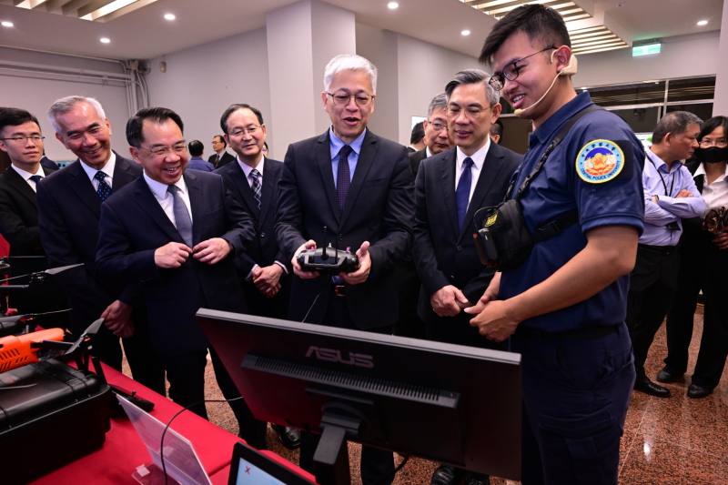 內政部常務次長吳堂安體驗智慧科技執法