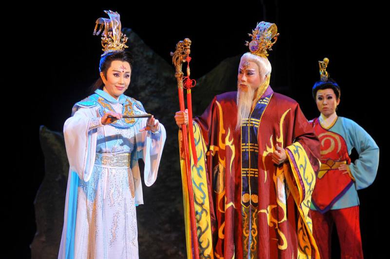 明華園戲劇總團將於27日站上台北小巨蛋，為母娘文化季系列活動帶來經典大戲「蓬萊大仙」，由當家小生孫翠鳳（左）飾演李玄、武生陳子豪（前右）飾演李老君。（明華園戲劇總團提供）