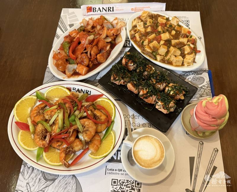 圖為聖保羅萬里餐廳受消費者歡迎的東方口味料理、原味咖啡、哈蜜瓜與草莓口味的冰淇淋。