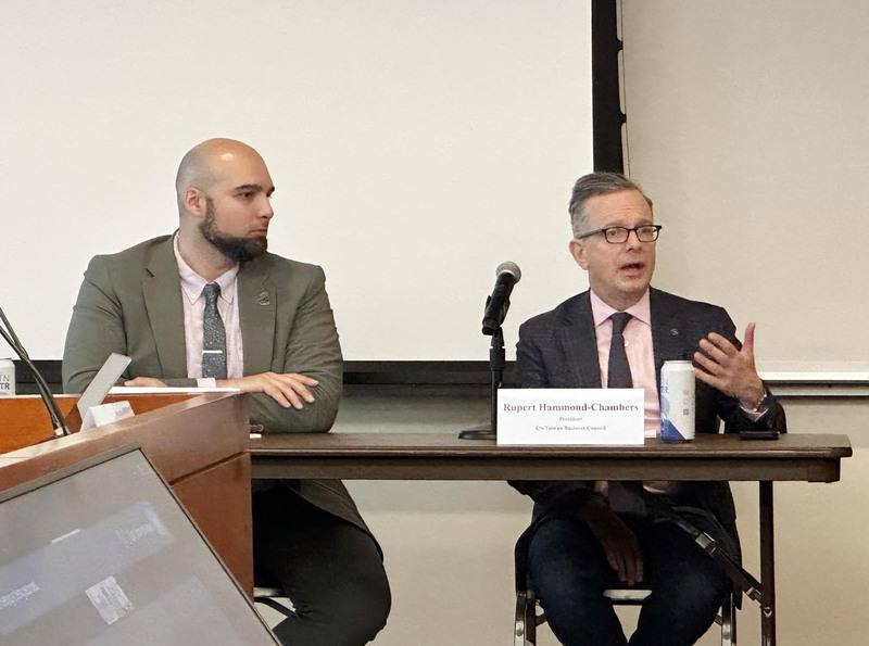 美台商會會長韓儒伯（右）出席「首個百日：川普2.0時代與美台、兩岸關係新動態」座談會表示，台灣在未來幾週將提出一套綜合方案試圖滿足川普政府有關貿易方面的要求