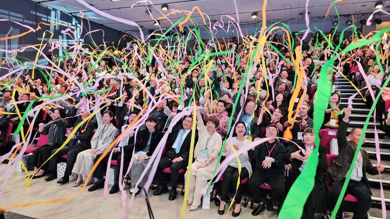 新北市美術館25日正式開館，市長侯友宜（前左6）和與會者一起拋彩帶，營造熱鬧氣氛