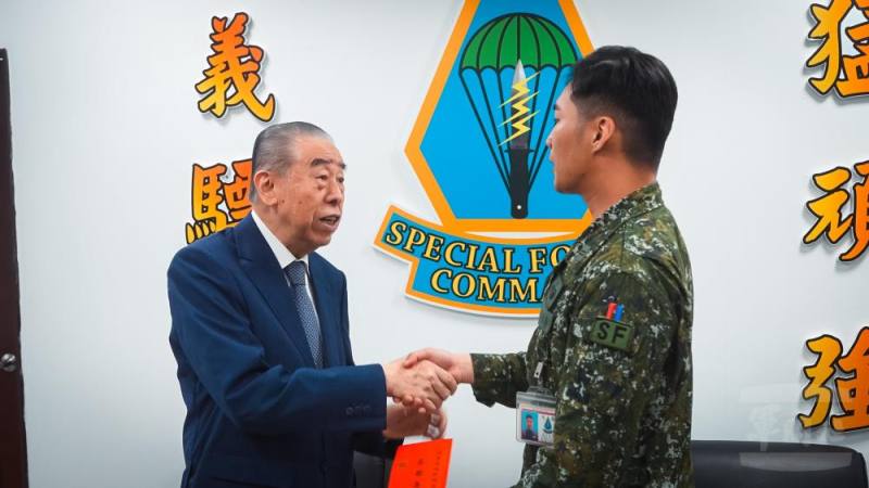 李榮譽理事長親切與官兵握手寒暄並致贈慰問金