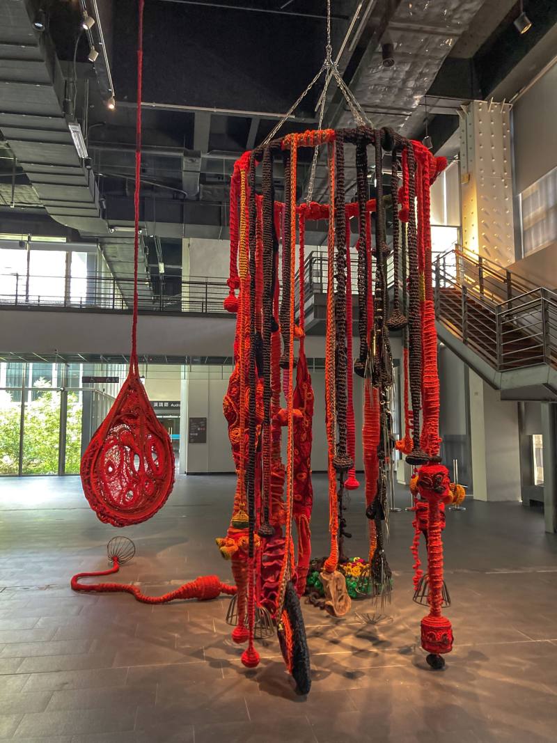 安聖惠，生命的傳承，2021，棉繩、尼龍繩、毛線、金屬、石頭，尺寸依空間而定。國立臺灣美術館典藏。