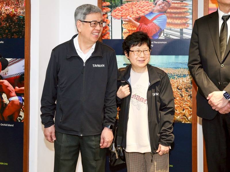 前副總統陳建仁（左）奉總統賴清德指派擔任特使，赴教廷出席26日舉行的教宗方濟各喪禮。圖為他24日從桃園機場啟程