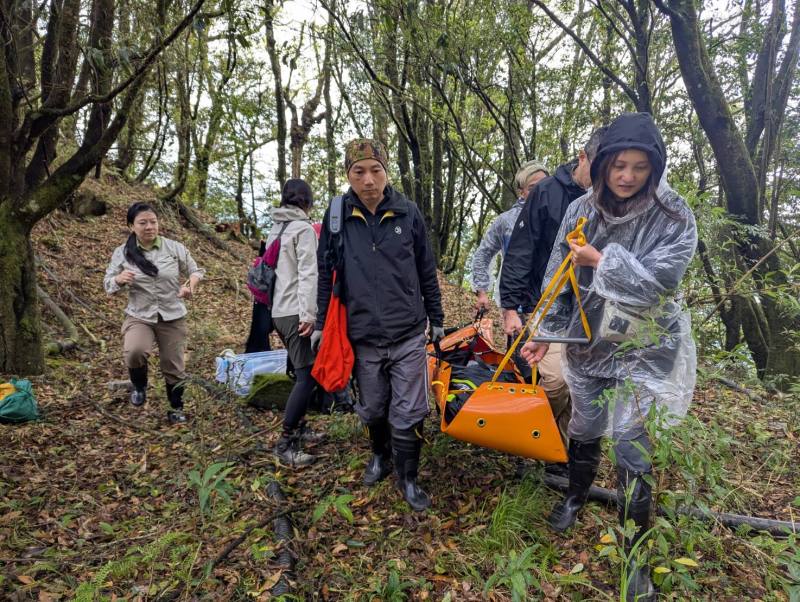 使用SKED搬運救援黑熊（攝影：林業保育署新竹分署提供）
