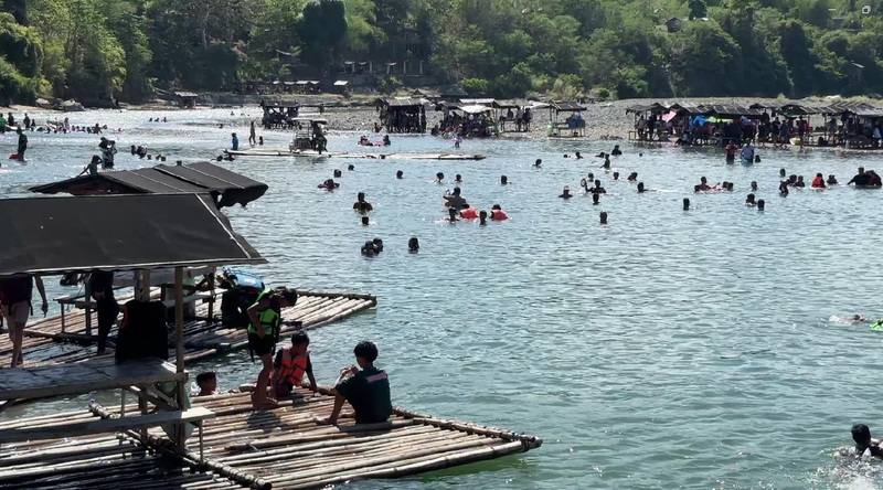 菲律賓進入炎夏，酷熱指數動輒突破危險等級攝氏42度，圖為新埃西哈省（Nueva Ecija）提尼奧將軍鎮（General Tinio）的米娜倫高（Minalungao）國家公園，民眾在河裡嬉戲