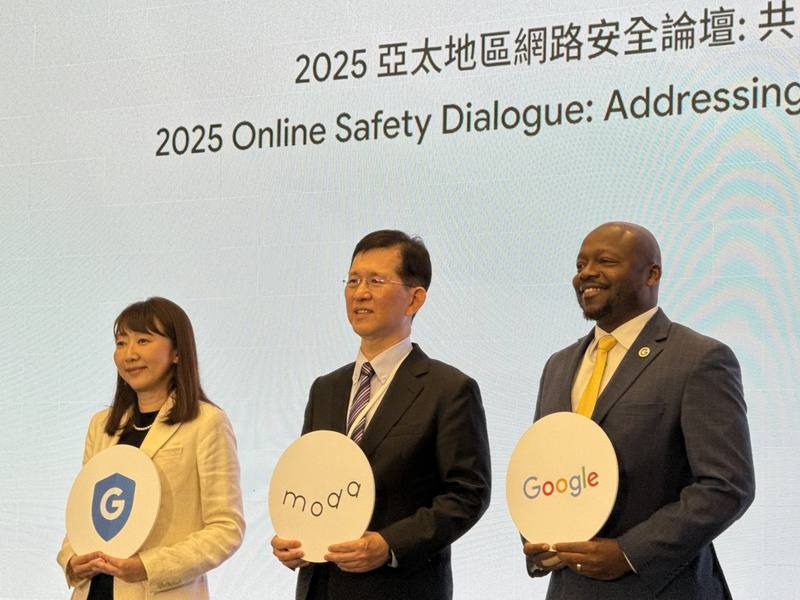 Google 25日首度在台灣舉辦亞太防詐論壇，邀請數位發展部長黃彥男（中）、Google台灣總經理林雅芳（左）、Google全球政府事務暨公共政策副總裁懷特（Wilson L. White)（右）分享防詐成果