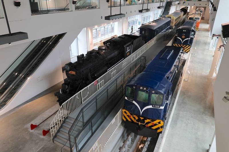 座落於苗栗火車站旁的「苗栗火車頭園區」25日正式開幕，園區集結12輛經典火車頭及各式鐵道文物，歡迎鐵道迷與大小朋友一同走訪