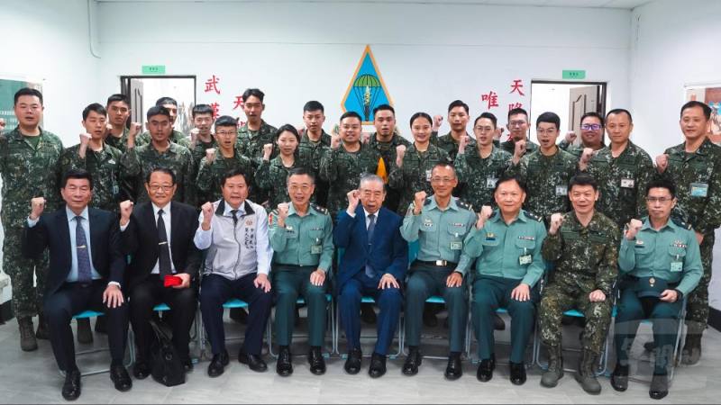 官兵與李榮譽理事長一行合影