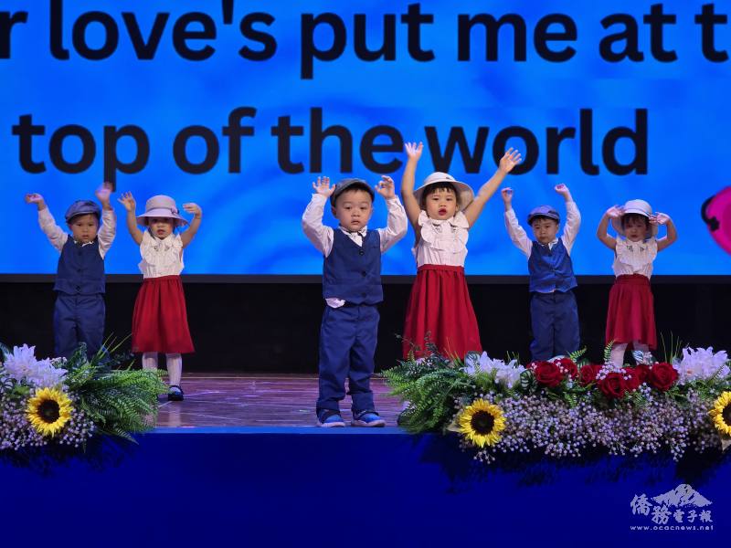 小小班金盞班學生表演「回到七十年代」舞碼