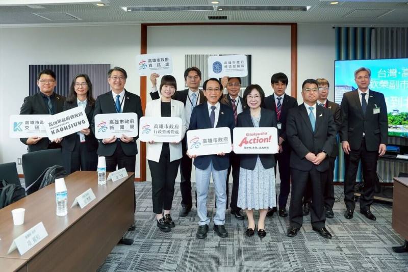 高雄市副市長林欽榮（前右3）近日率團拜會日本北九州市政府，了解北九州產學合作及智慧領域發展。（高雄市政府提供）