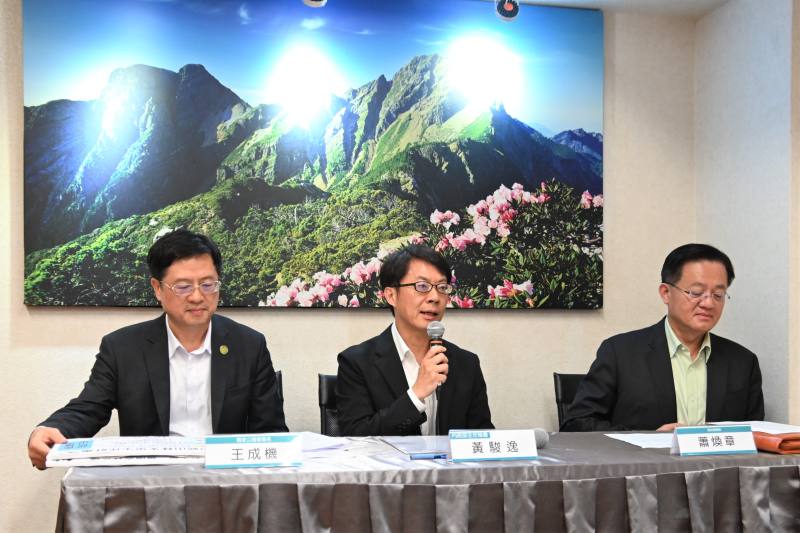 內政部主任秘書黃駿逸主持部務會報會後記者會