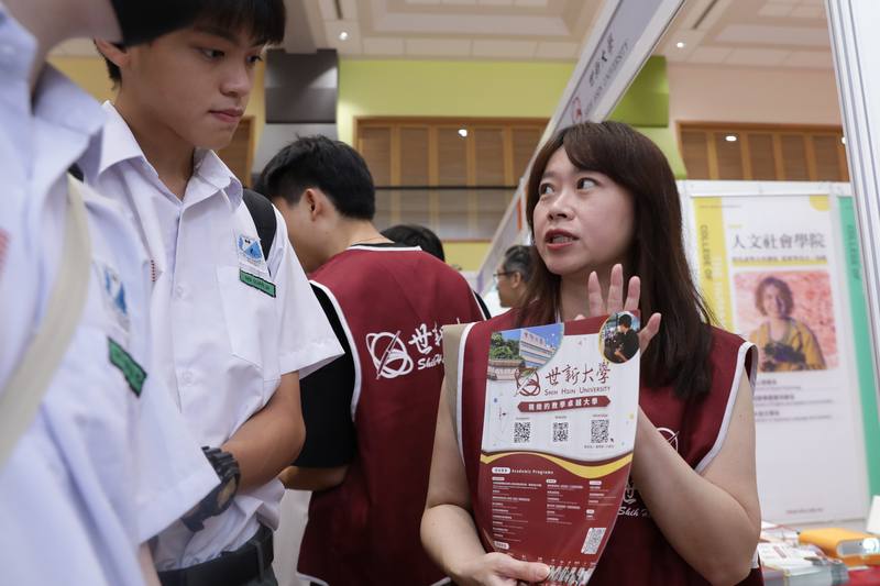 2025年馬來西亞台灣高等教育展24日開幕，吸引大馬學子參觀並聽取介紹台灣各大學特色