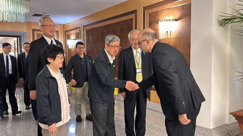 前副總統陳建仁（左方握手者）25日早上抵達羅馬機場，將立刻前往梵蒂岡瞻仰教宗方濟各遺容。（駐教廷大使館提供）