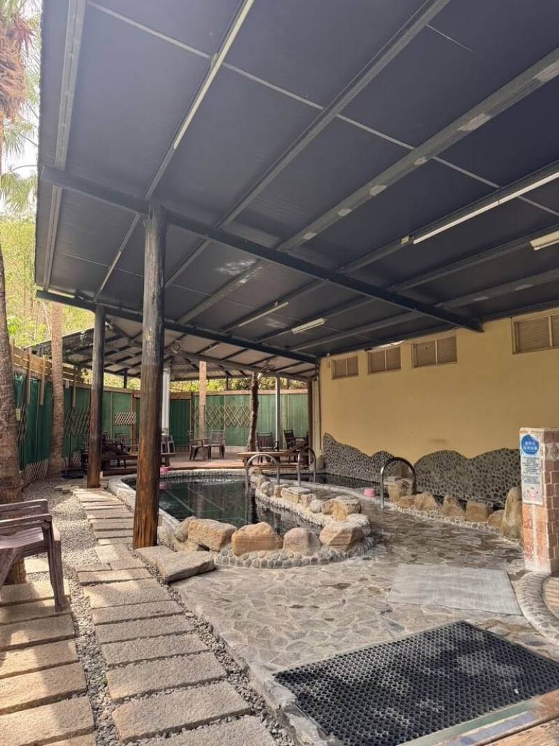 屏東縣政府推動四重溪溫泉村設計共創計畫，設有男女裸湯大眾池的茴香戀戀溫泉會館，期待透過設計優化裸湯與休憩空間動線與舒適度。（屏東青年旅創基地提供）