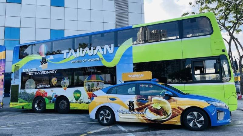 觀光署駐新加坡辦事處推出戶外廣告設計，推展台灣旅遊特色，新加坡民眾可在地鐵、巴士、計程車等交通工具上，看到台灣特色觀光圖樣。（觀光署駐新加坡辦事處提供）