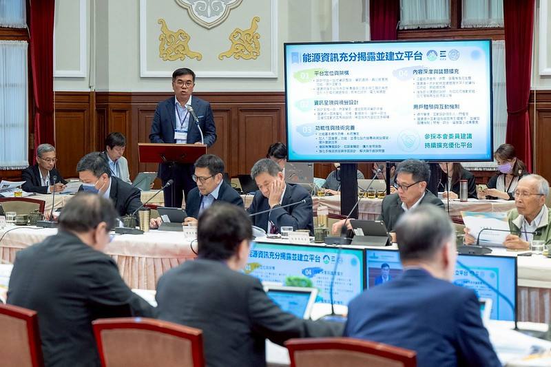 Minister of Environment Peng Chi-ming delivers a report.