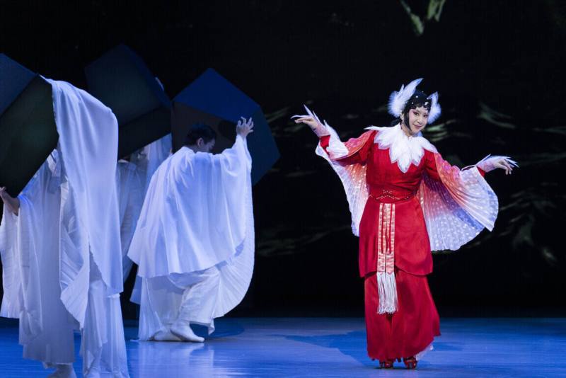 「京劇小天后」黃宇琳（右）在國光劇團全新製作「精衛」中扮演精衛鳥，在海天交界之處與歷史人物汪精衛的詩魂相遇，也與其靈魂深處展開對話。（國光劇團提供）