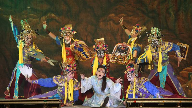 明華園戲劇總團為母娘文化季系列活動帶來經典大戲「蓬萊大仙」，27日將前進台北小巨蛋演出，新世代小生吳米娜（前中）飾演李玄幽魂。（明華園戲劇總團提供）