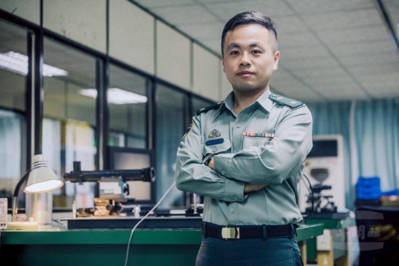 「3鏡」順利研發、問世，負責專案的軍備局第401廠研發中心研發官劉宗賢少校，功不可沒。（青年日報提供）