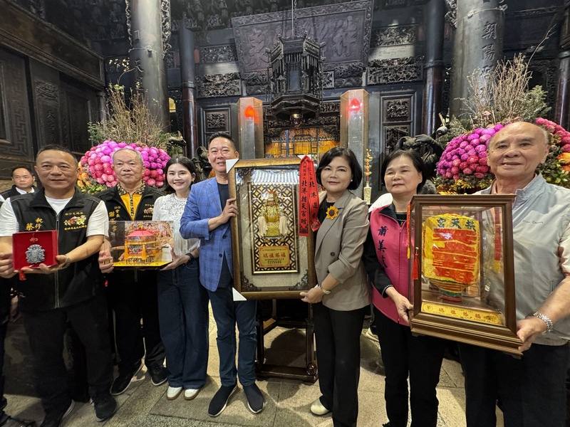 雲林至善文化協會為宣揚白沙屯媽祖進香文化，年年準備結緣品與參與進香的香燈腳結緣，25日由雲林縣長張麗善（右3）抽出3組進香臂章號碼，送出交趾陶媽祖如意框、粉紅超跑迷你神轎及傳統手製燈籠等結緣品