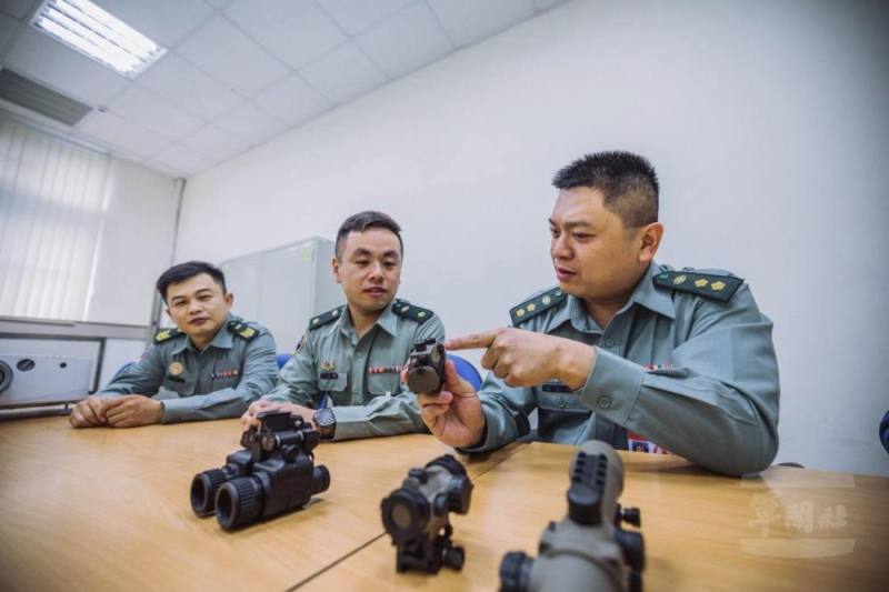 劉宗賢與研發團隊發揮職人精神，研發堅實利器。（青年日報提供）