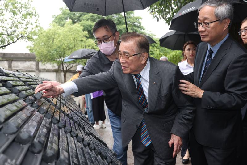 文化部長李遠（右）陪同政治受難者前輩及家屬共同進行紀念碑豐碑儀式，致敬威權統治時期的政治受難者。圖中為白色恐怖受難者前輩陳中統。